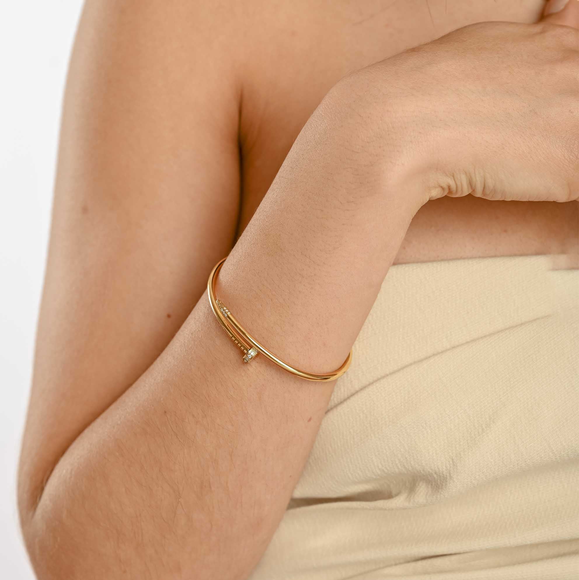 Pulsera Clavo Dorada Delgada
